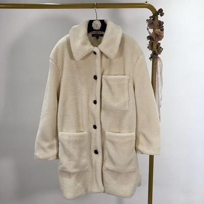 Дълго бежово пухено палто с джобове и копчета