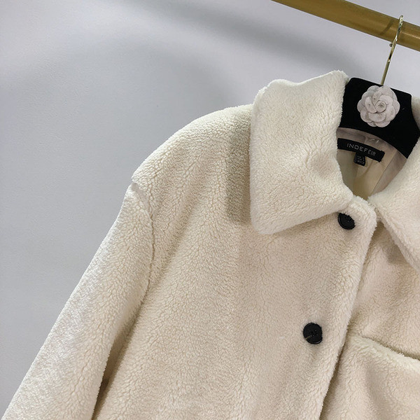 Дълго бежово пухено палто с джобове и копчета