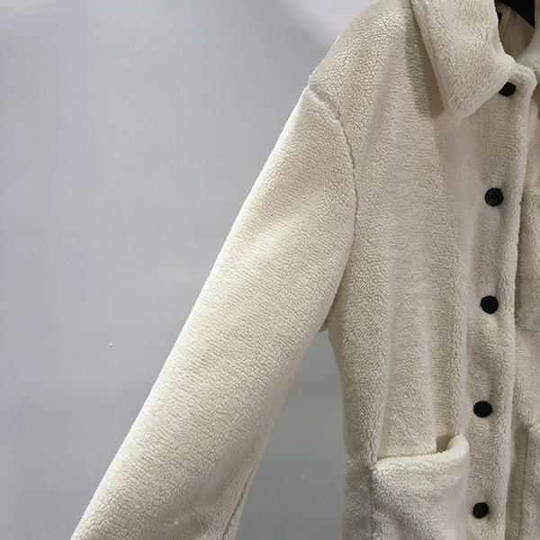 Дълго бежово пухено палто с джобове и копчета