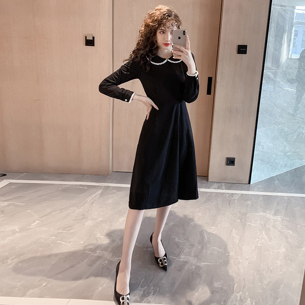 Rochie de dama modern model nou cu decolteu O si perle in negru