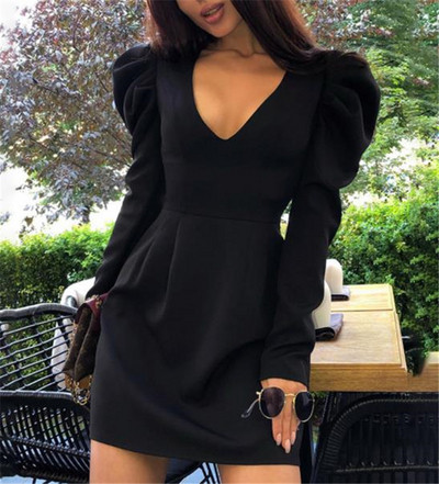 Stílusos női ruha hosszú ujjú fekete és spitz nyakkivágással