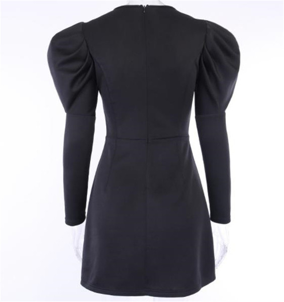 Stílusos női ruha hosszú ujjú fekete és spitz nyakkivágással