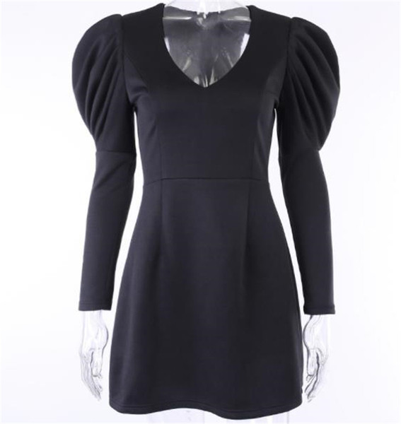 Stílusos női ruha hosszú ujjú fekete és spitz nyakkivágással