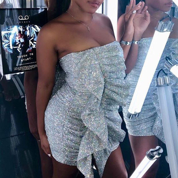 Elegáns női rövid ruha mély nyakkivágással, ezüst színben