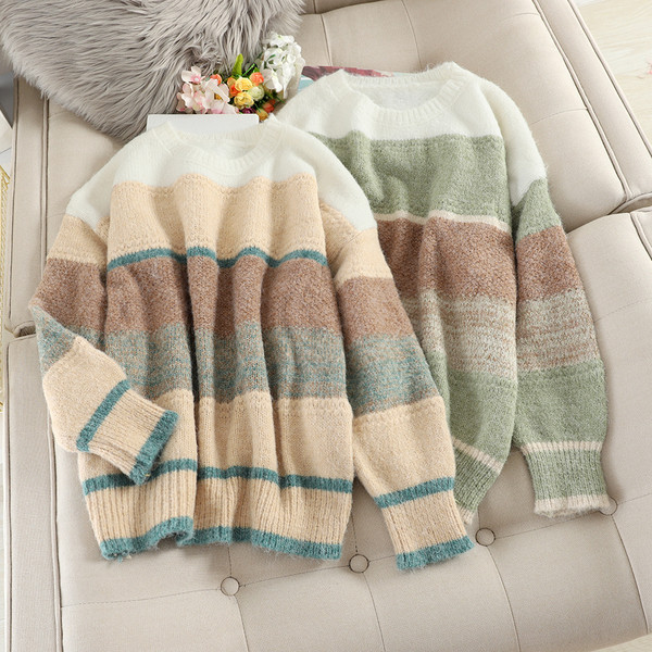 Pulover de dama cu decolteu oval in doua culori