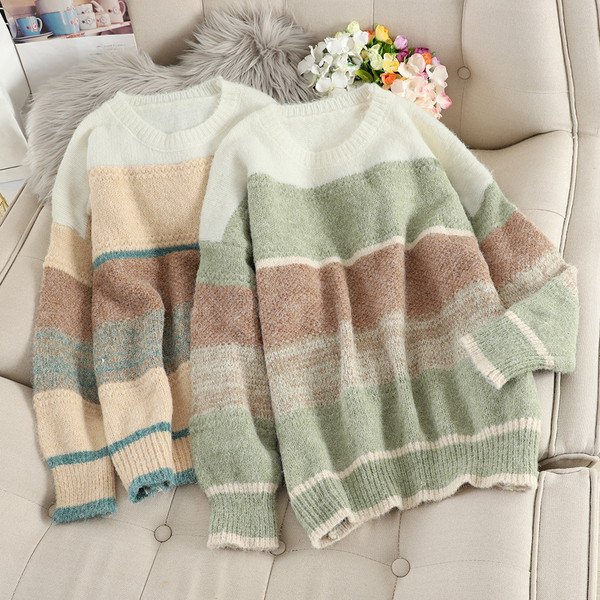 Pulover de dama cu decolteu oval in doua culori