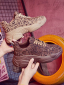 Μοντέρνα γυναικεία αθλητικά παπούτσια με μια σκληρή σόλα και ζωική τύπωμα