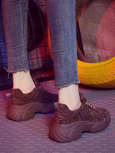 Μοντέρνα γυναικεία αθλητικά παπούτσια με μια σκληρή σόλα και ζωική τύπωμα