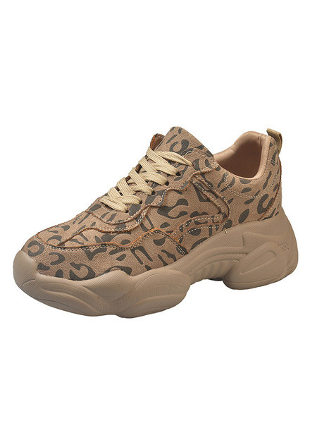 Μοντέρνα γυναικεία αθλητικά παπούτσια με μια σκληρή σόλα και ζωική τύπωμα