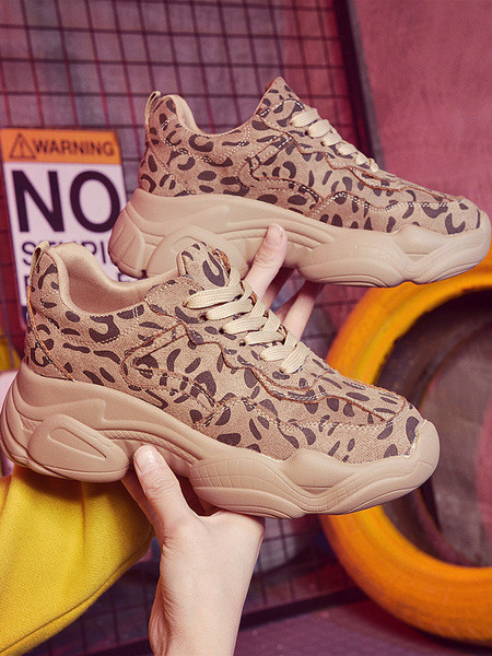 Μοντέρνα γυναικεία αθλητικά παπούτσια με μια σκληρή σόλα και ζωική τύπωμα