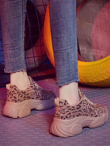 Μοντέρνα γυναικεία αθλητικά παπούτσια με μια σκληρή σόλα και ζωική τύπωμα