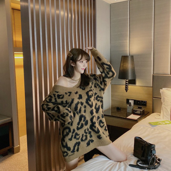 Μακρύ και φαρδύ πουλόβερ με λαιμόκοψη 