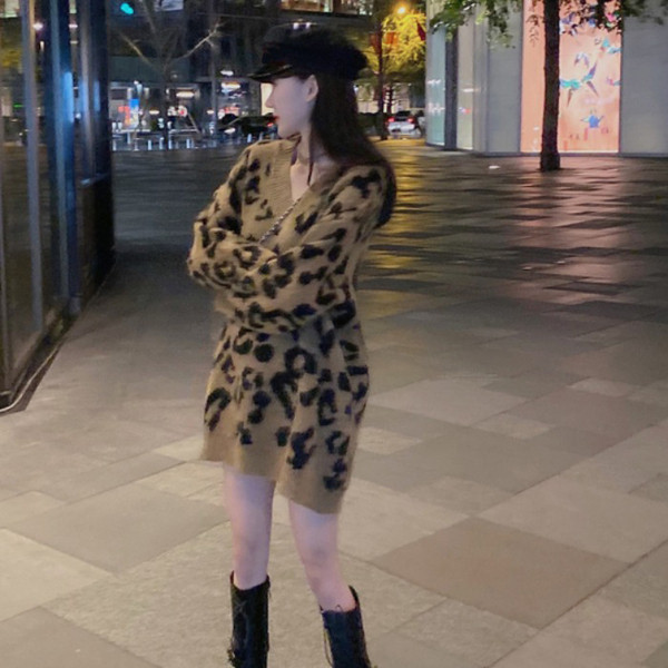 Μακρύ και φαρδύ πουλόβερ με λαιμόκοψη 