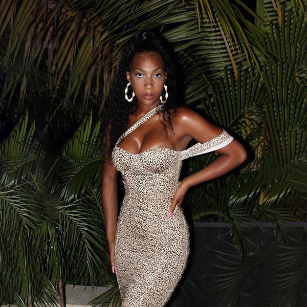 Modern női rövid ruha pántokkal, állatmintával