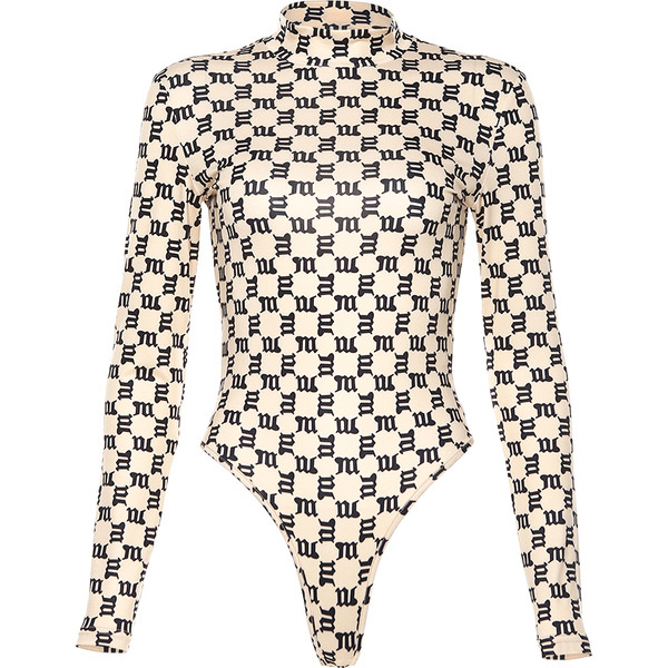 Napi női test magas gallérral és hosszú ujjakkal