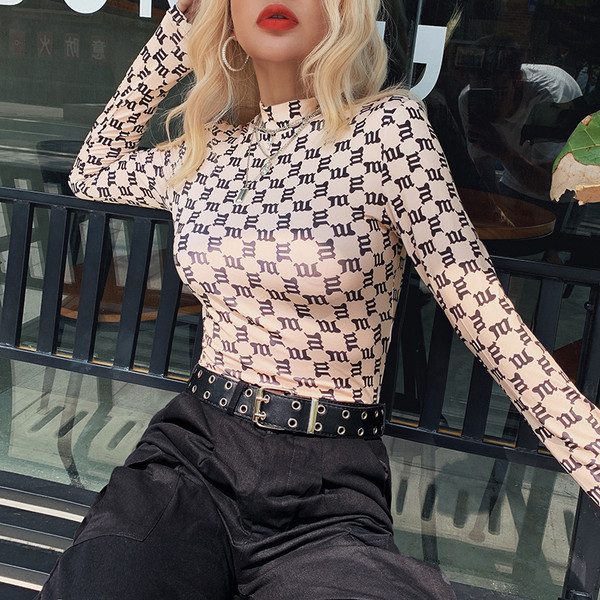 Napi női test magas gallérral és hosszú ujjakkal