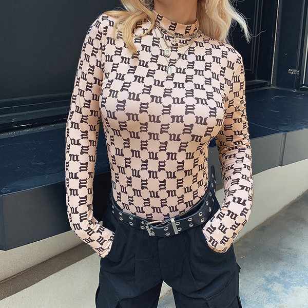 Napi női test magas gallérral és hosszú ujjakkal