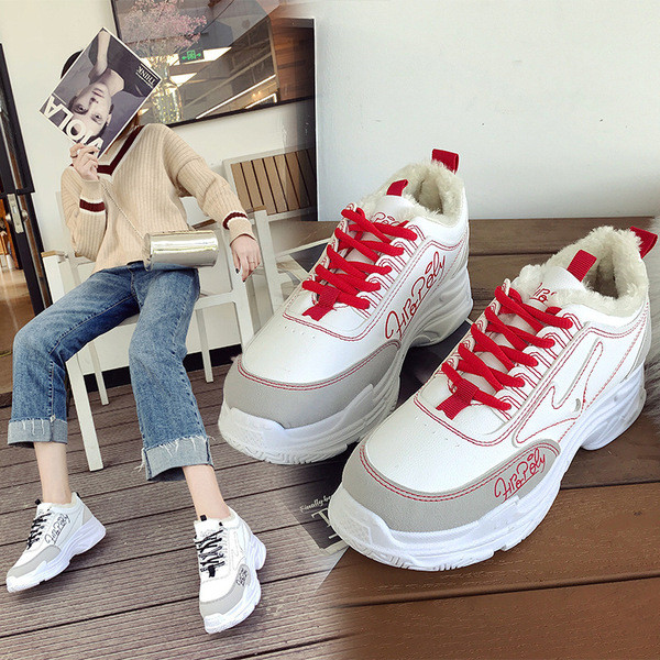 Modern női tornacipő puha béléssel és színes hímzéssel