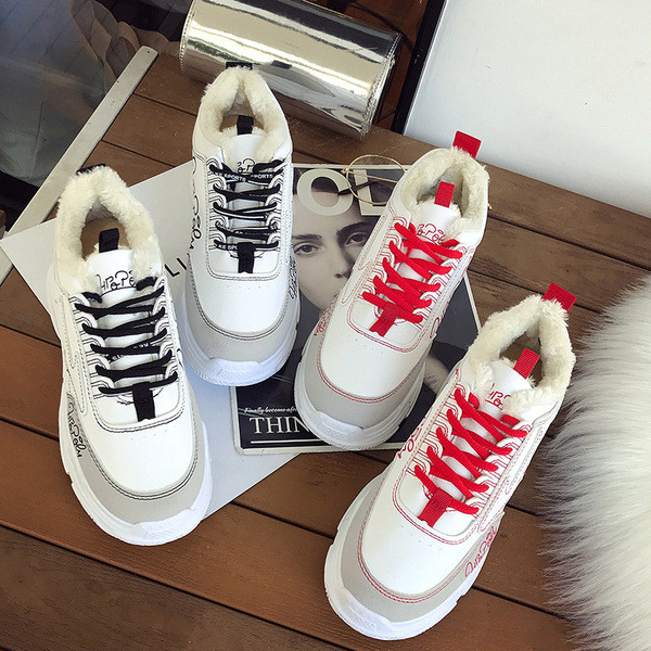 Modern női tornacipő puha béléssel és színes hímzéssel