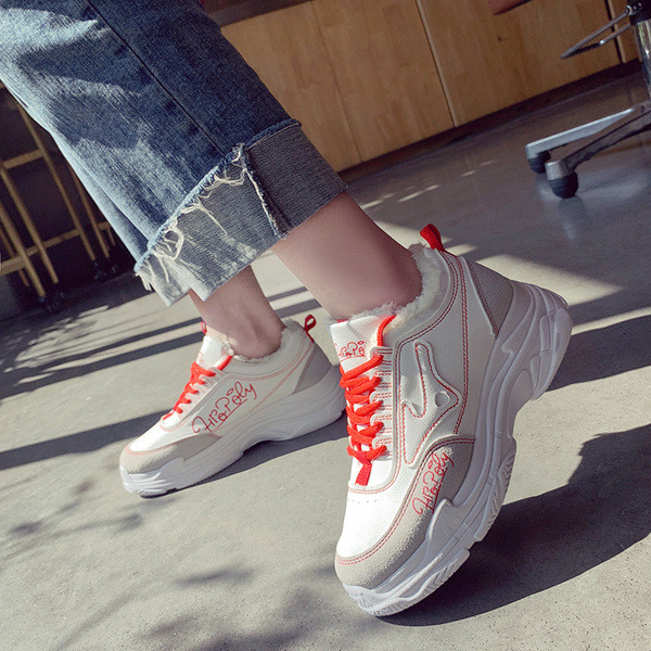 Modern női tornacipő puha béléssel és színes hímzéssel