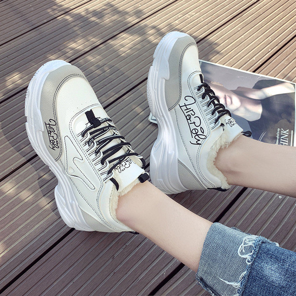 Modern női tornacipő puha béléssel és színes hímzéssel