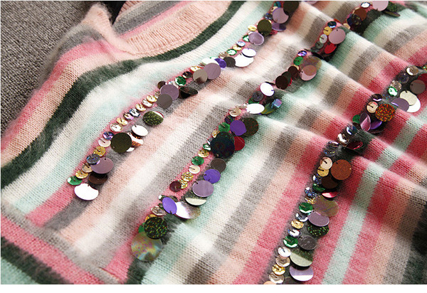 Új modell csíkos női pulóver O-nyakkal és flitterekkel