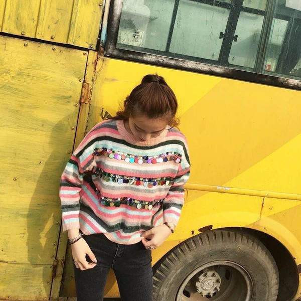 Új modell csíkos női pulóver O-nyakkal és flitterekkel