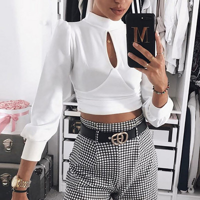 Κομψή γυναικεία κοντή μπλούζα με ψηλό γιακά σε λευκό και μαύρο χρώμα