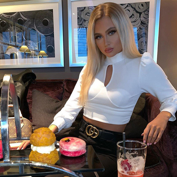 Κομψή γυναικεία κοντή μπλούζα με ψηλό γιακά σε λευκό και μαύρο χρώμα