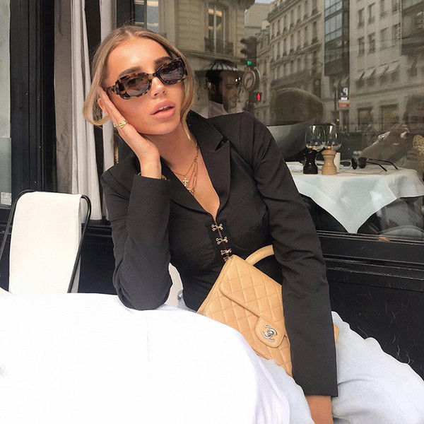 Modern női ing hosszú ujjú, spitz nyakkivágással, fekete színben