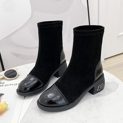 Κομψές γυναικείες μπότες χαμηλού τακουνιού σε μαύρο και καφέ χρώμα