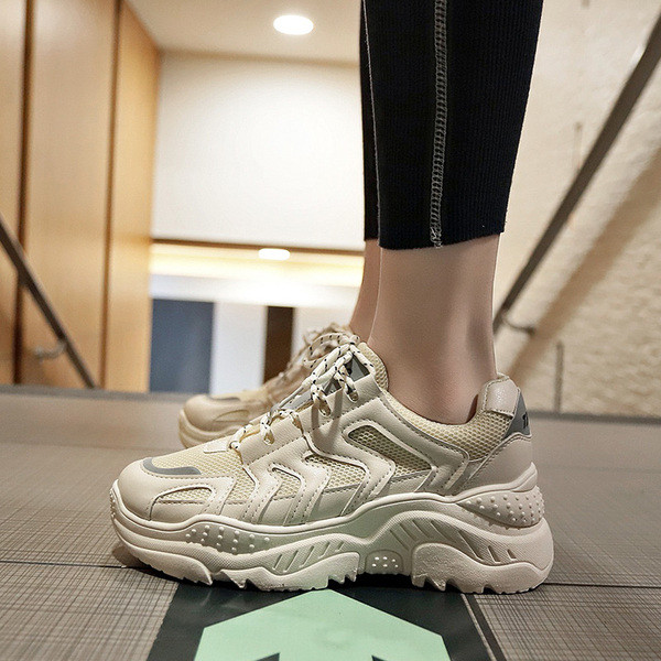 Modern női tornacipő magas és durva talppal, két színben