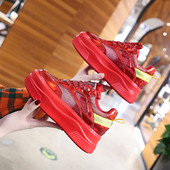 Modern női tornacipő magas talppal és hálóval, fehér és piros színben