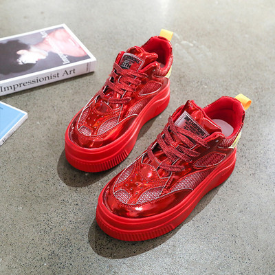 Modern női tornacipő magas talppal és hálóval, fehér és piros színben