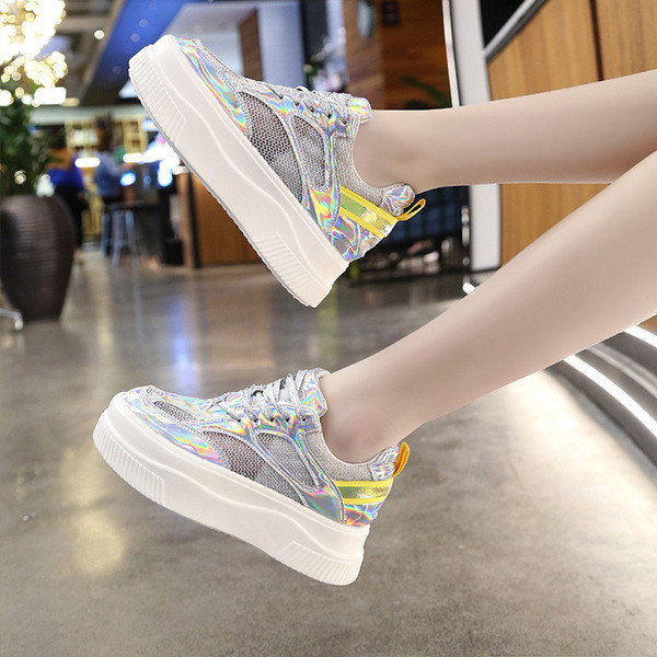 Modern női tornacipő magas talppal és hálóval, fehér és piros színben