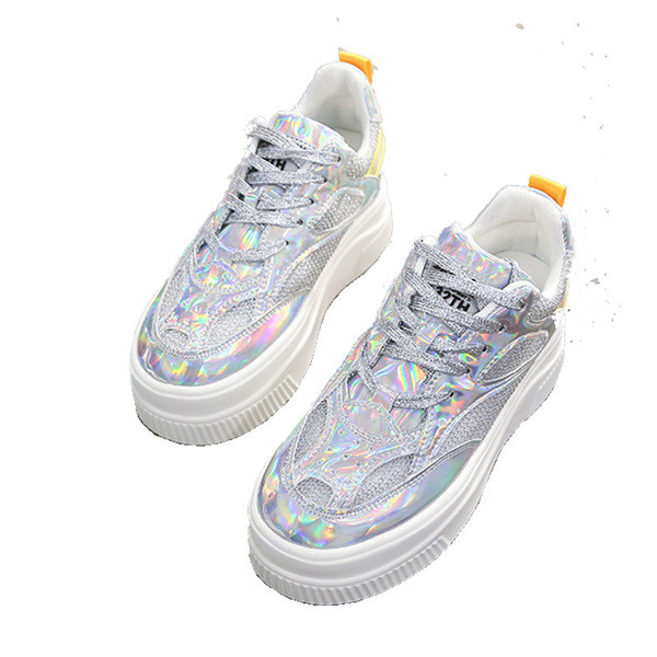 Modern női tornacipő magas talppal és hálóval, fehér és piros színben