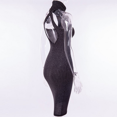 Stílusos női rövid ruha csupasz háttal és fekete pántokkal