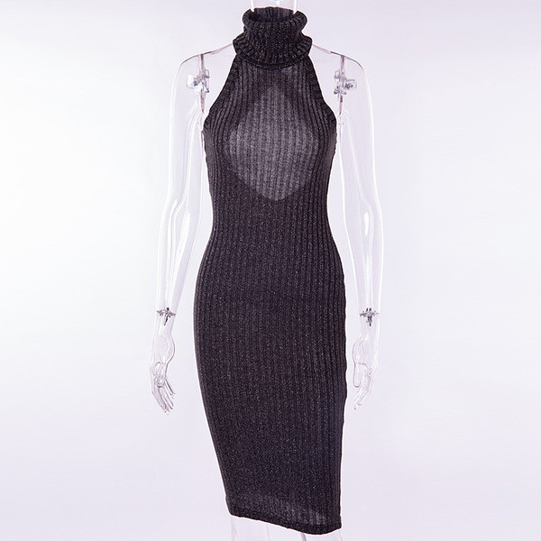 Stílusos női rövid ruha csupasz háttal és fekete pántokkal