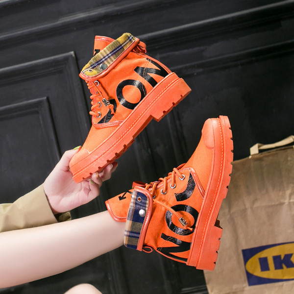 Női alkalmi csizma több színben feliratos