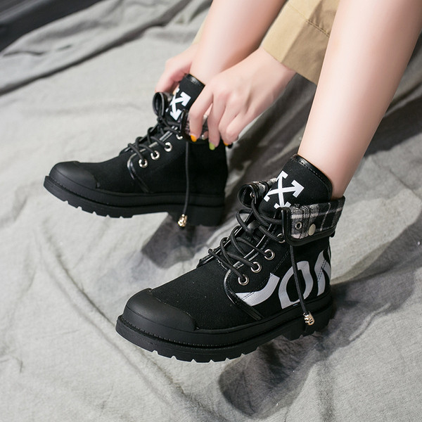 Női alkalmi csizma több színben feliratos