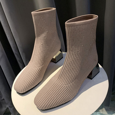 Σύγχρονες γυναικείες μπότες χαμηλό τακούνι σε μαύρο και μπεζ χρώμα