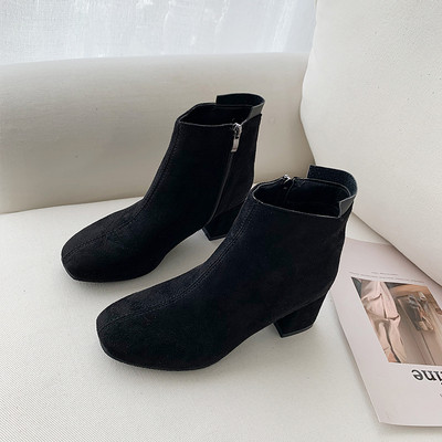 Női modern velúr csizma vastag sarkú bézs és fekete színben