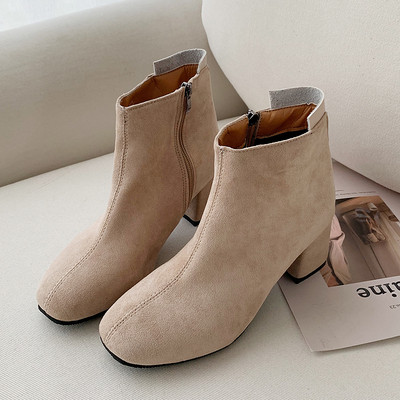 Női modern velúr csizma vastag sarkú bézs és fekete színben