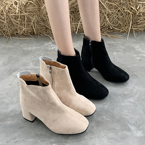 Női modern velúr csizma vastag sarkú bézs és fekete színben