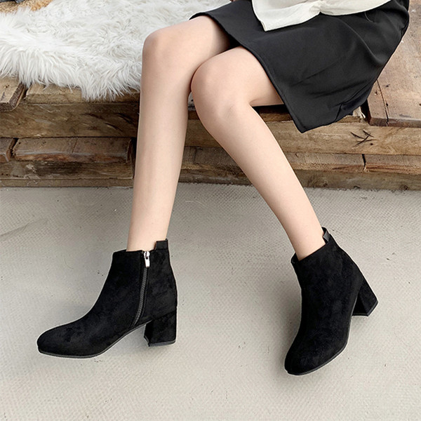 Női modern velúr csizma vastag sarkú bézs és fekete színben