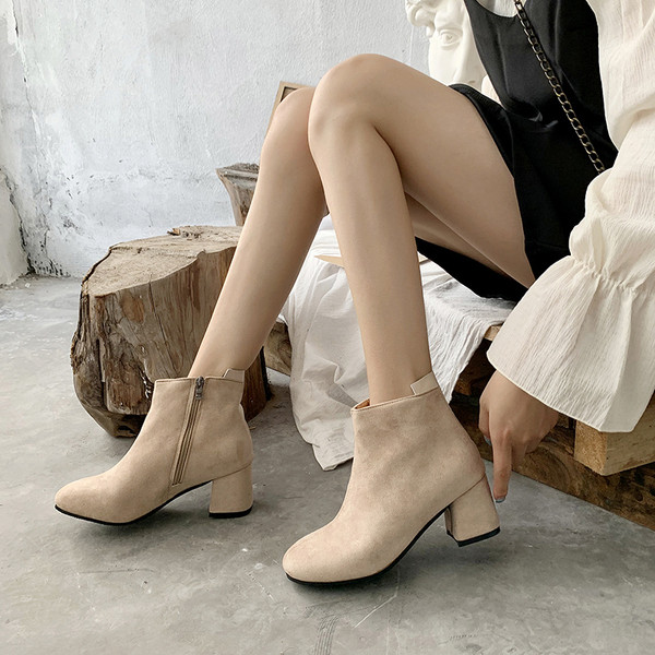 Női modern velúr csizma vastag sarkú bézs és fekete színben