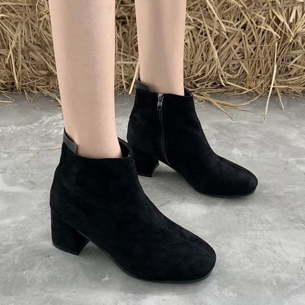 Női modern velúr csizma vastag sarkú bézs és fekete színben