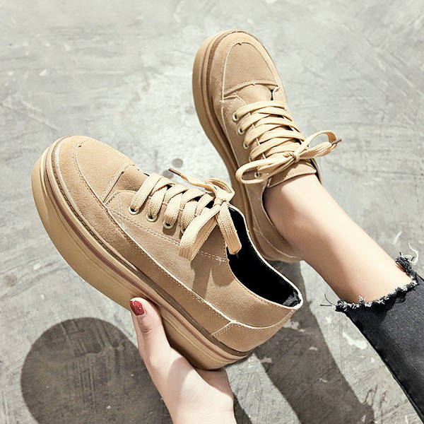 Γυναικεία παπούτσια με ψηλή πλατφόρμα σε μπεζ και μαύρο χρώμα