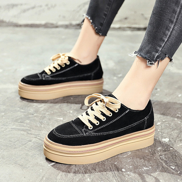 Γυναικεία παπούτσια με ψηλή πλατφόρμα σε μπεζ και μαύρο χρώμα