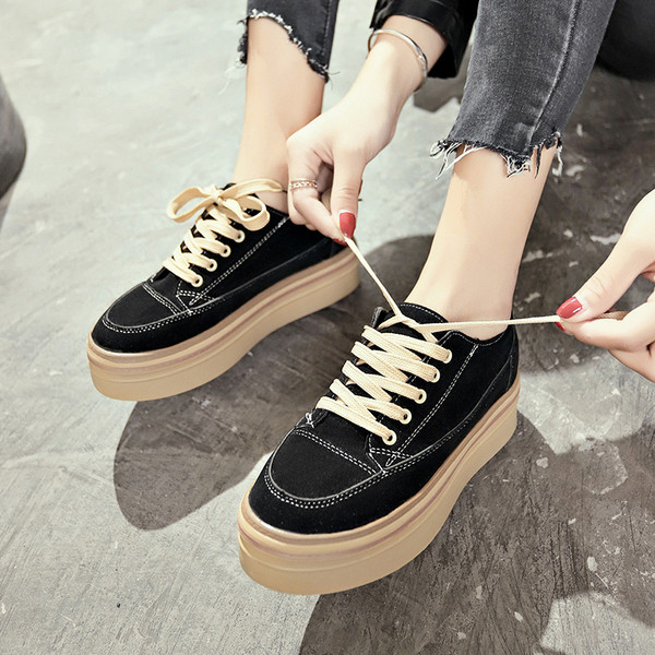 Γυναικεία παπούτσια με ψηλή πλατφόρμα σε μπεζ και μαύρο χρώμα